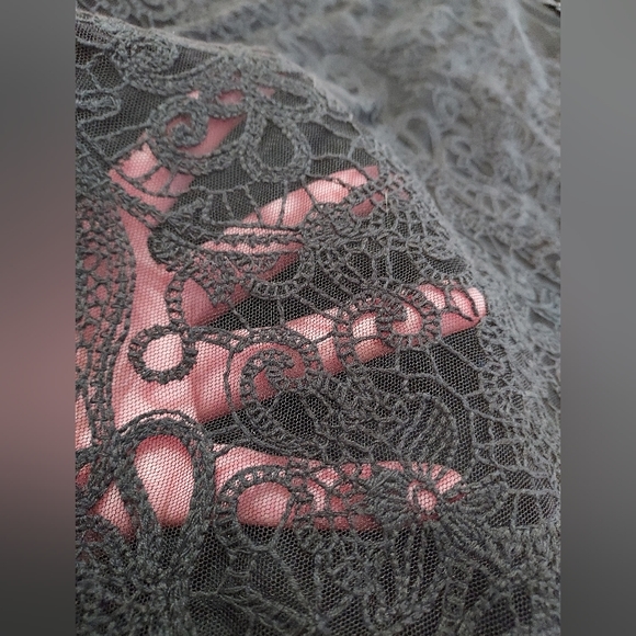 Black Lace front tank top - Picture 5 of 9